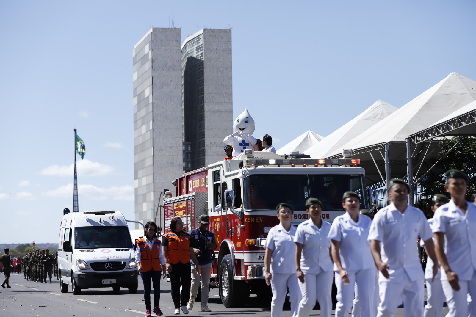 Adesivo Defenda o SUS 4 Unidades Saúde Brasil Meme Zé Gotinha Carro